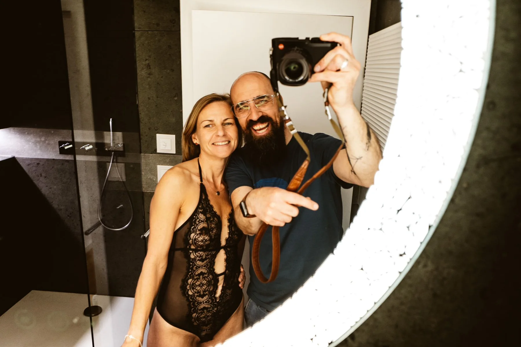 Marc gemeinsam mit einer Kundin nach einem Boudoir-Shooting