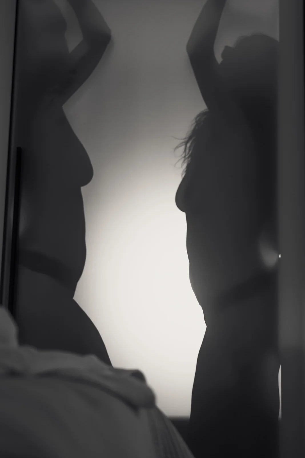 Zwei Frauen als Silhouetten im weichen Gegenlicht