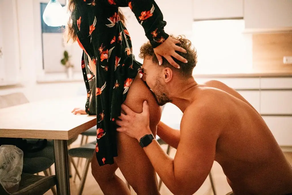 Naher spielerischer Paar-Boudoir-Moment in einer Küche