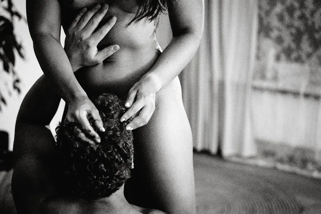 Intimer Paar-Boudoir-Moment in Schwarz-Weiß