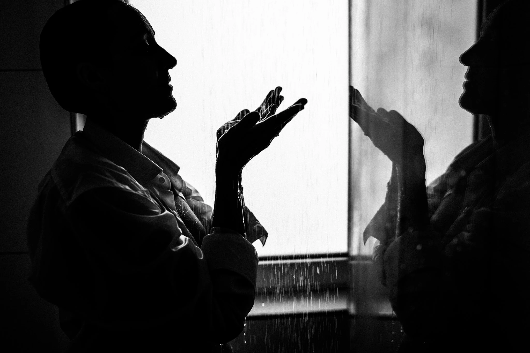 Intimer Paar-Boudoir-Moment als Schwarz-Weiß-Silhouette