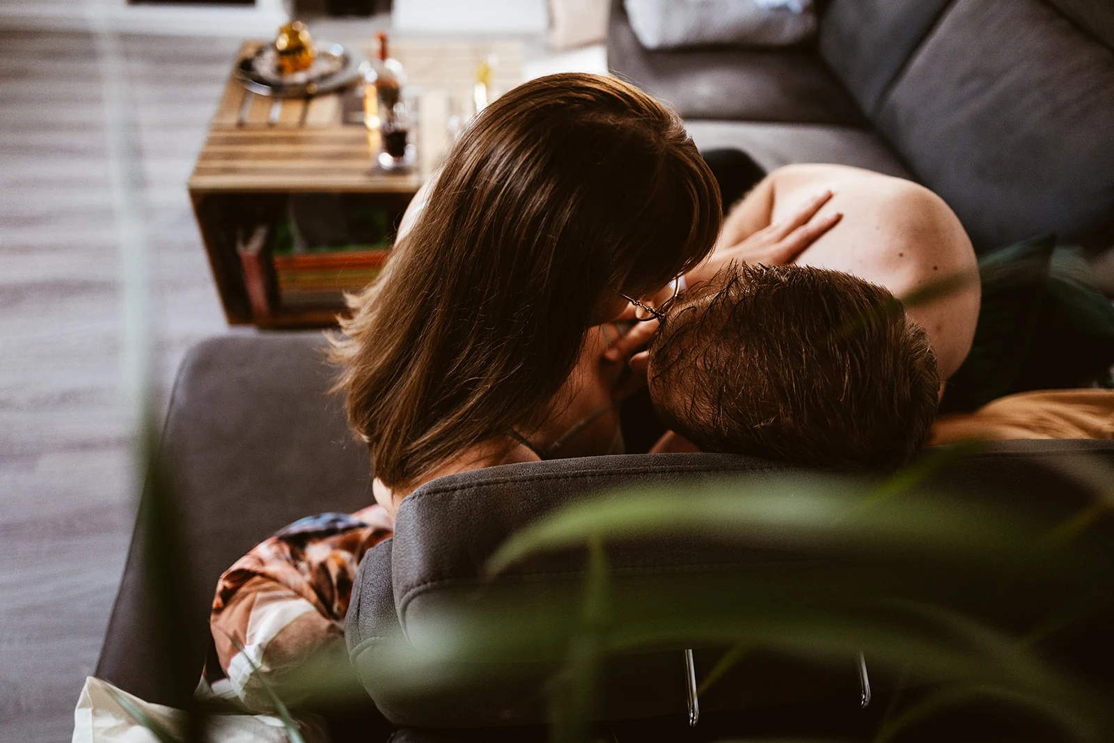 Paar-Boudoir in vertrauter Atmosphäre auf dem Sofa