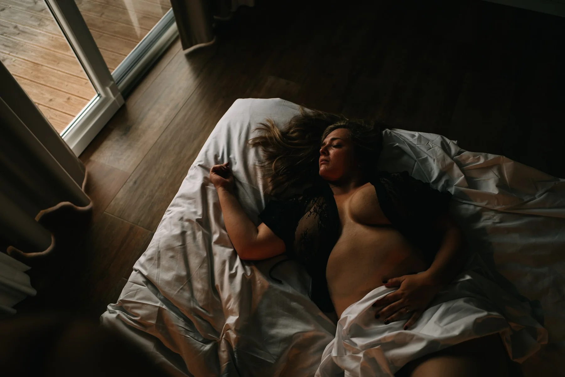 Ruhige Boudoiraufnahme auf einem Bett