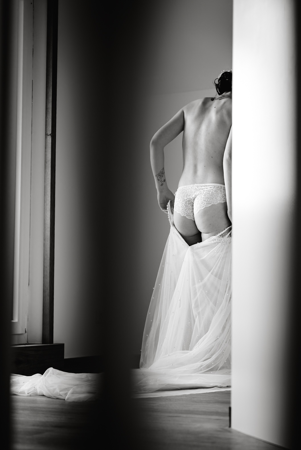Vertrauter Getting-Ready-Moment am Hochzeitstag