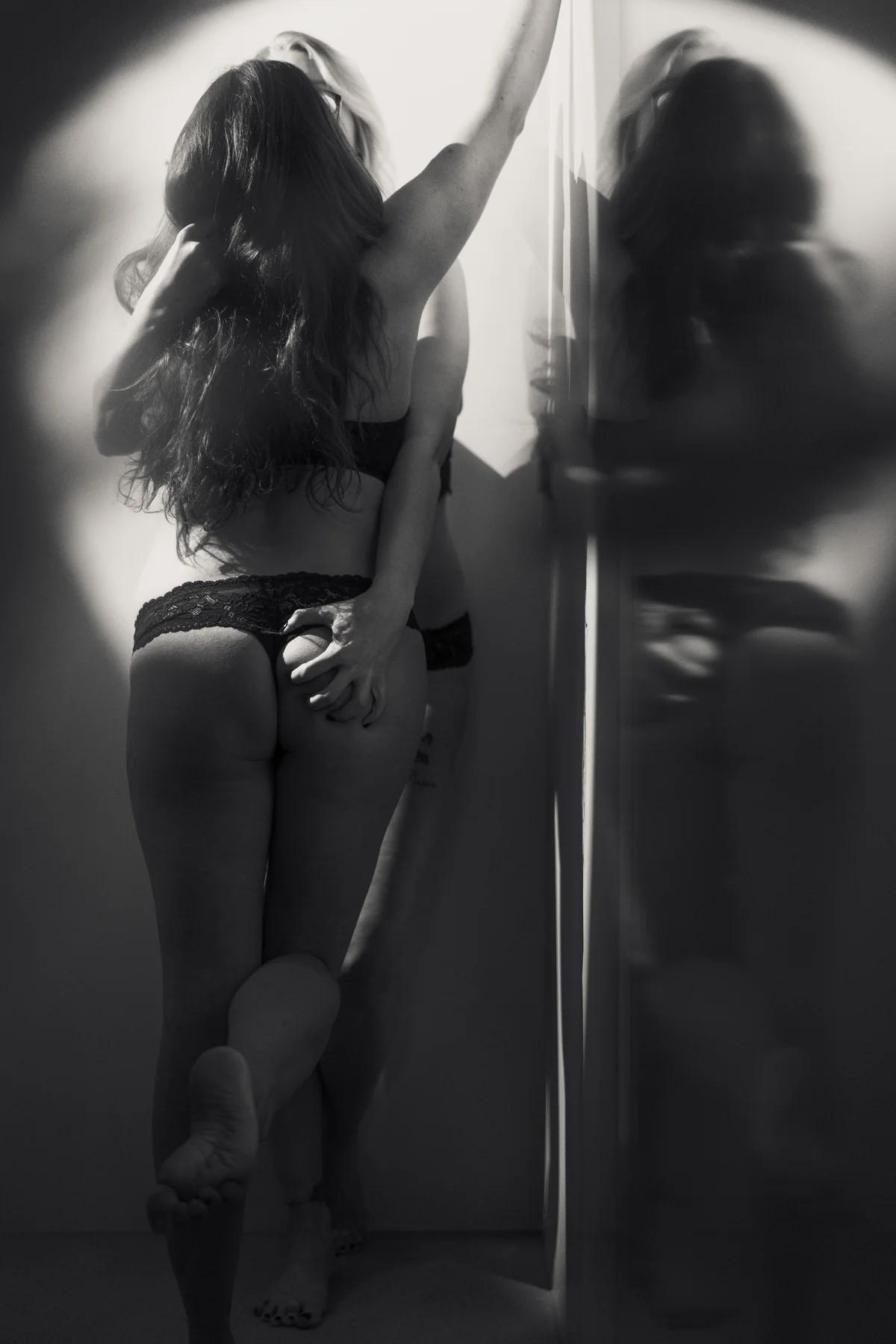 Boudoirportrait vor einem Spiegel in privater Umgebung