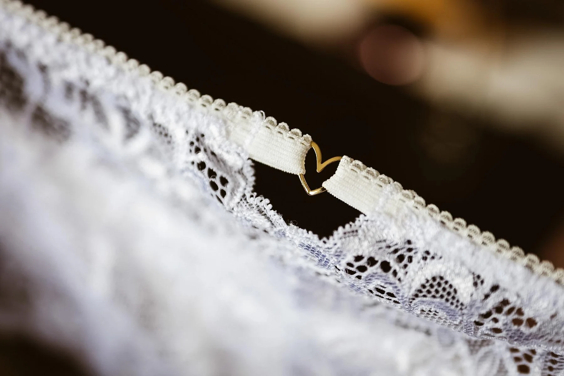 Nahaufnahme feiner weißer Spitze beim Bridal Boudoir