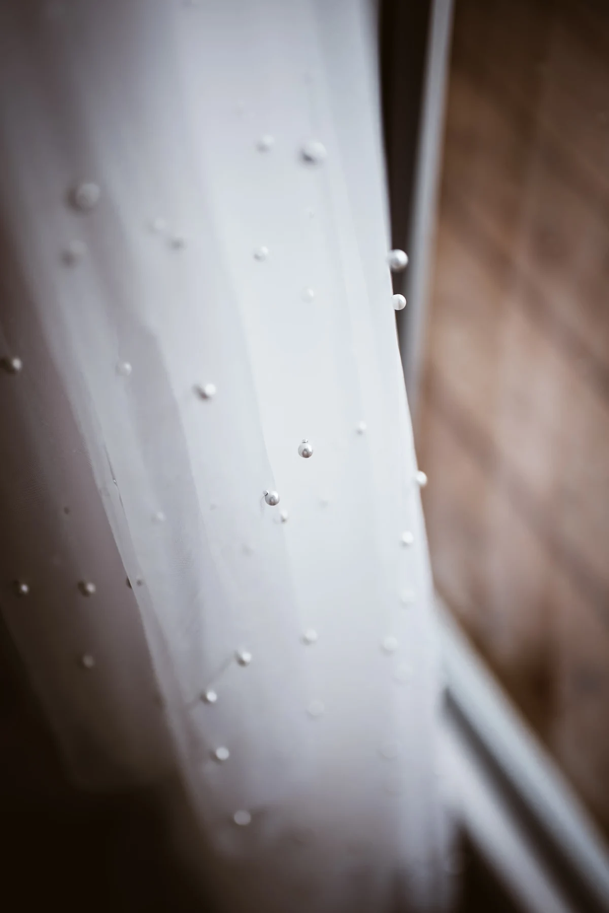 Nahaufnahme transparenter Brautkleid-Details beim Getting Ready