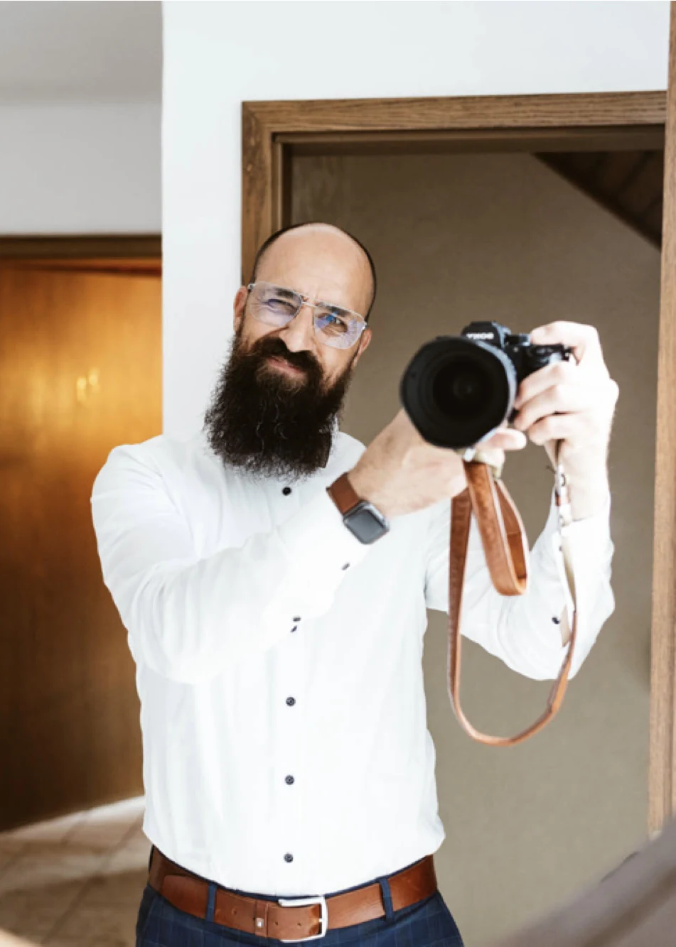 Marc mit seiner Kamera vor einem Spiegel