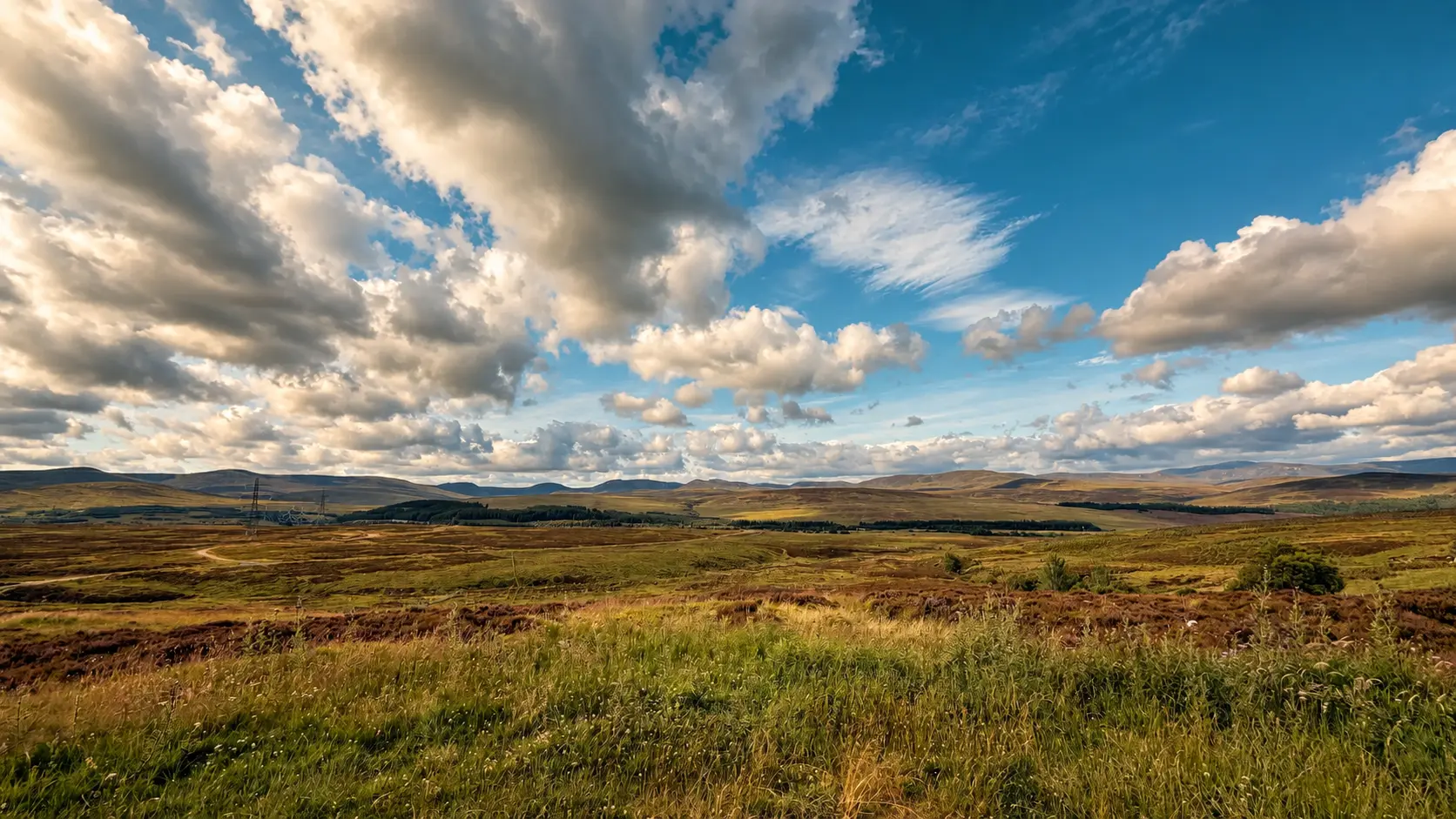 Weite, wolkige Landschaft in den schottischen Highlands