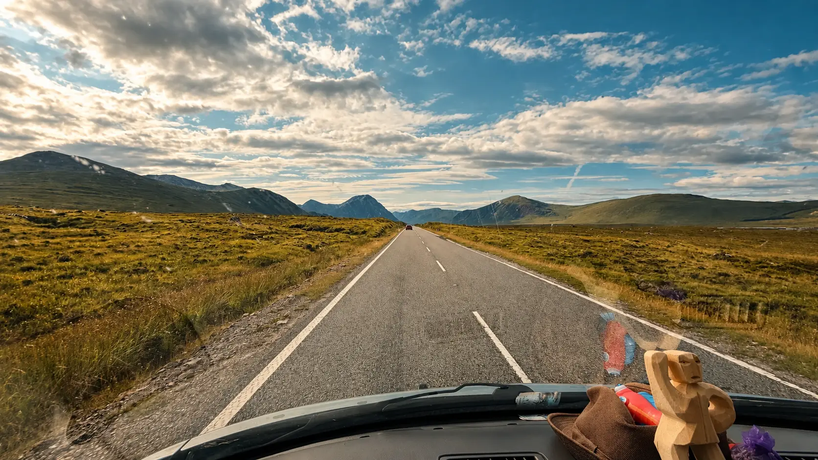 Straße durch die schottische Landschaft, fotografiert von innen aus dem Auto