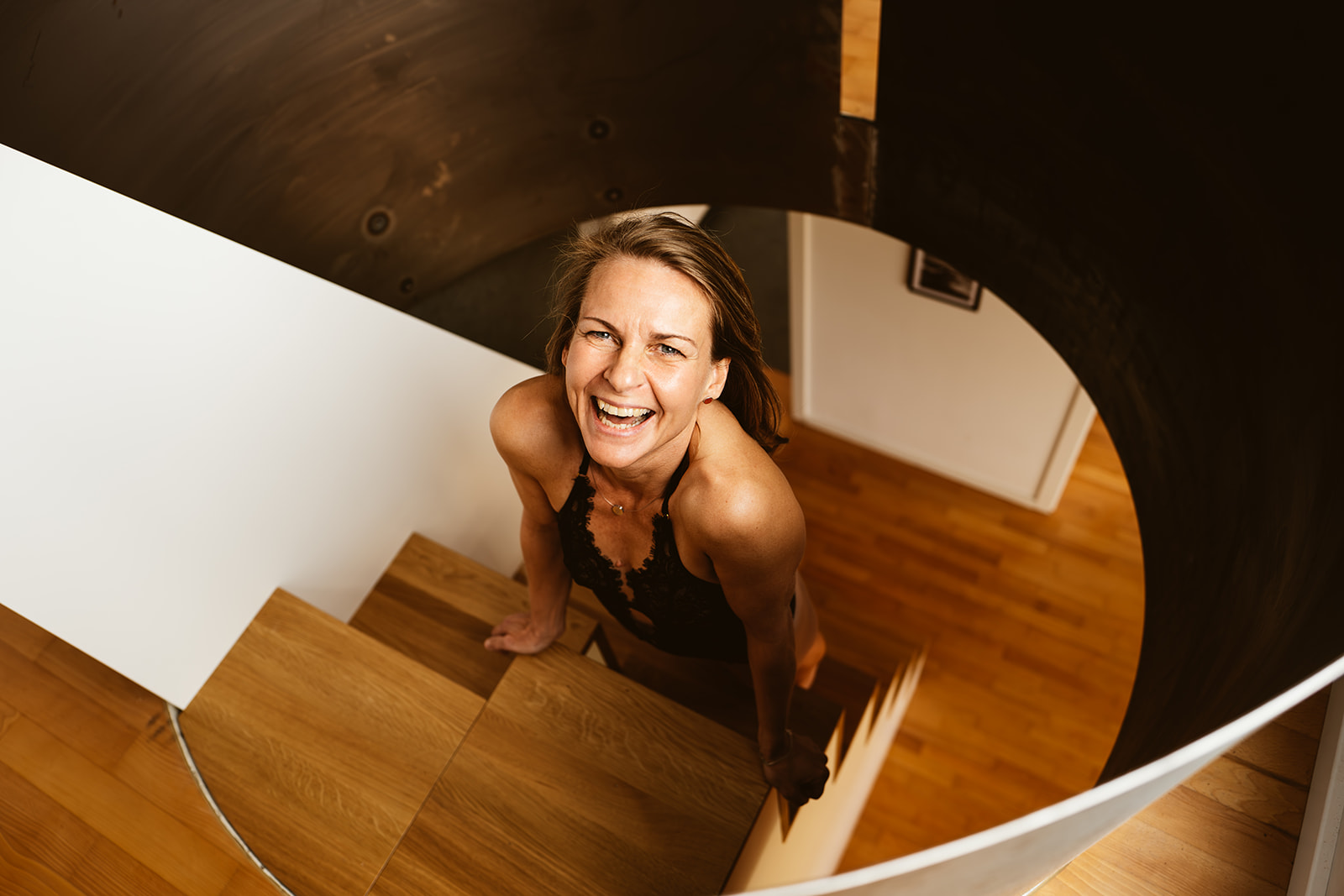 Annika lacht auf der Treppe während ihres Boudoir-Shootings