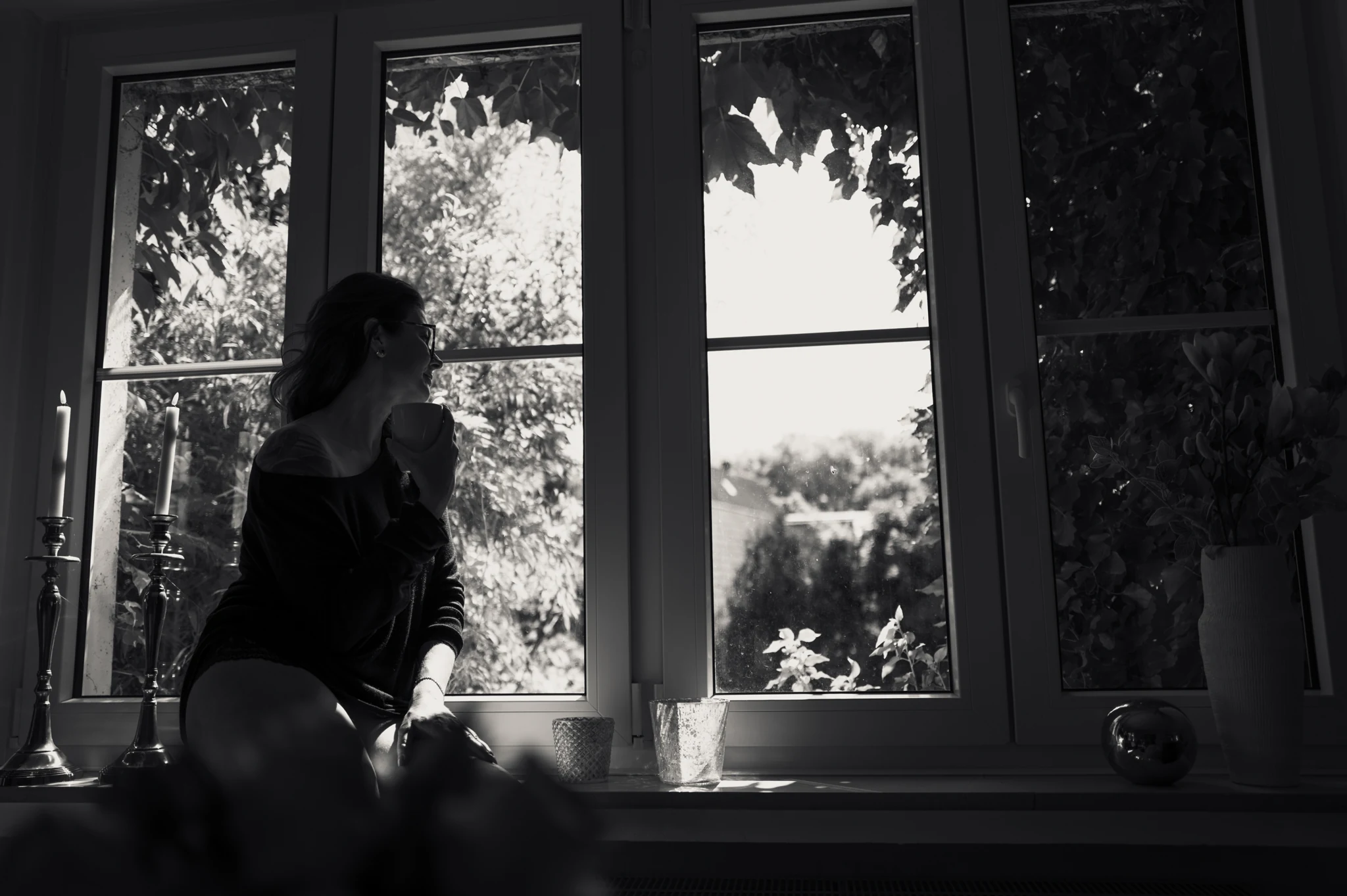 Julia im Licht eines großen Fensters