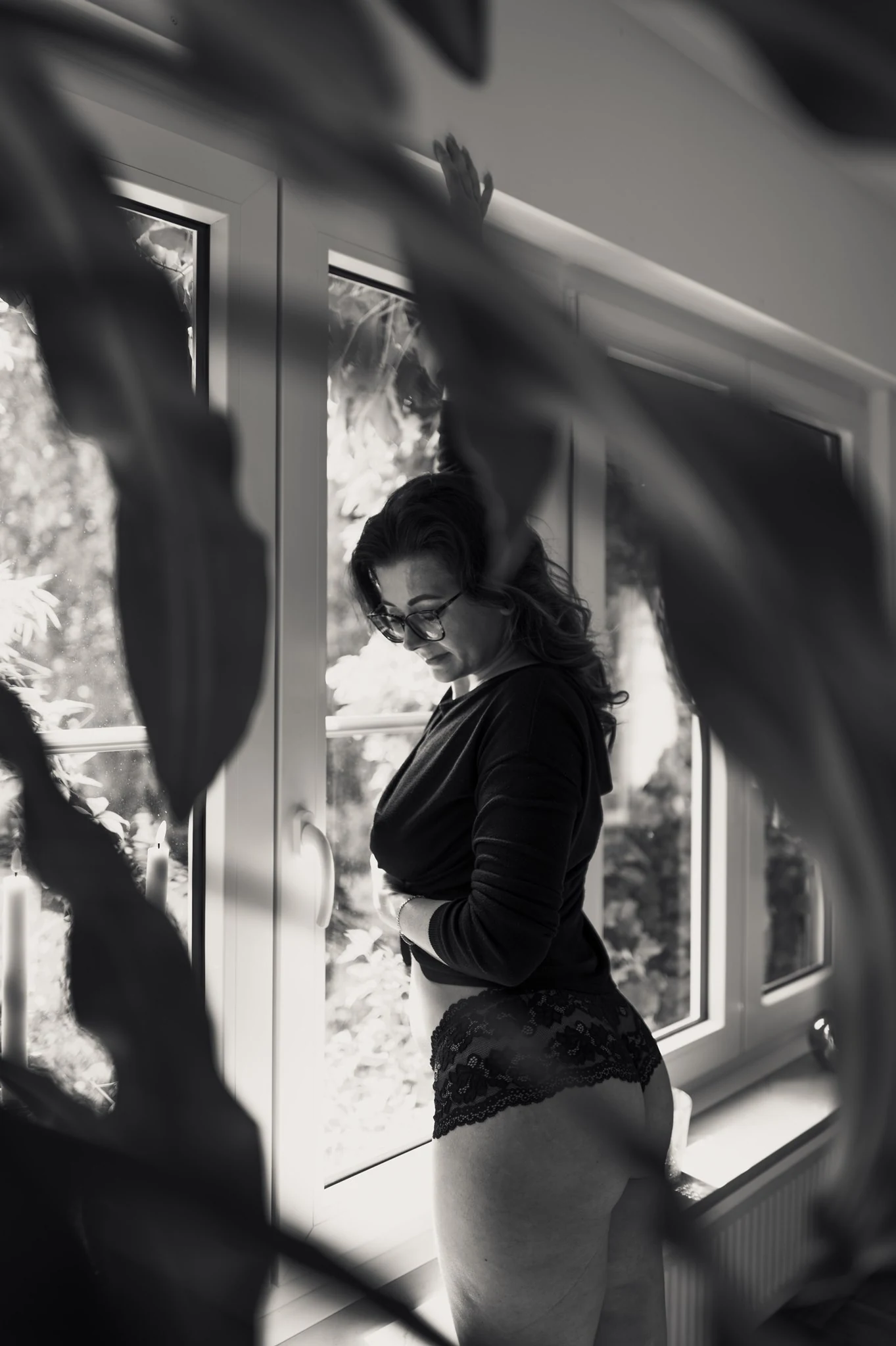 Julia am Fenster in Schwarzweiß