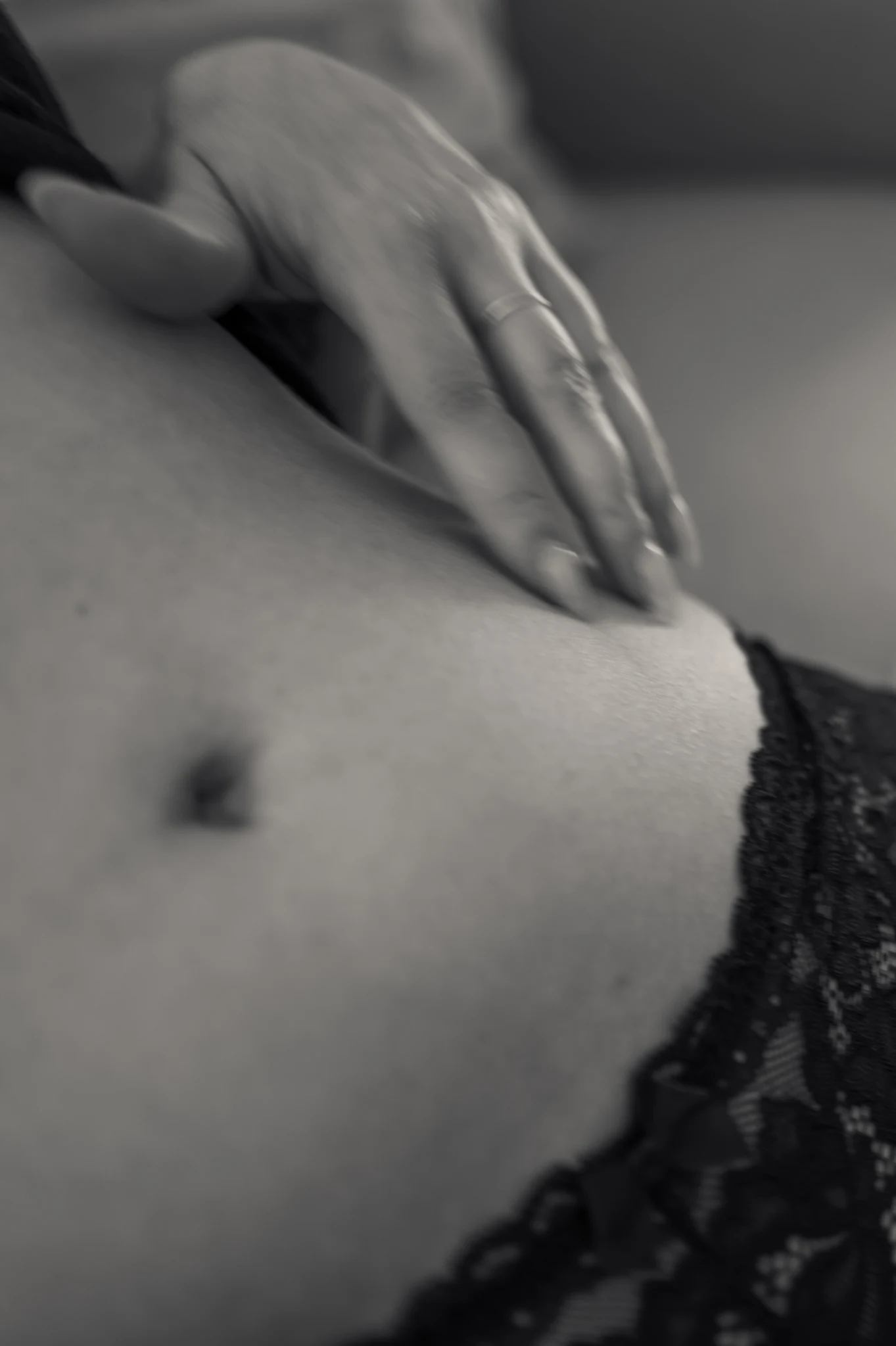 Eine Hand auf dem Bauch, nahes Detail