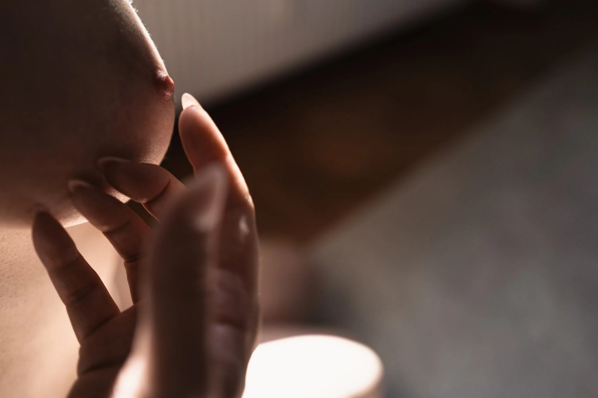 Nahaufnahme von Julias Fingern an ihren Lippen in warmem Licht