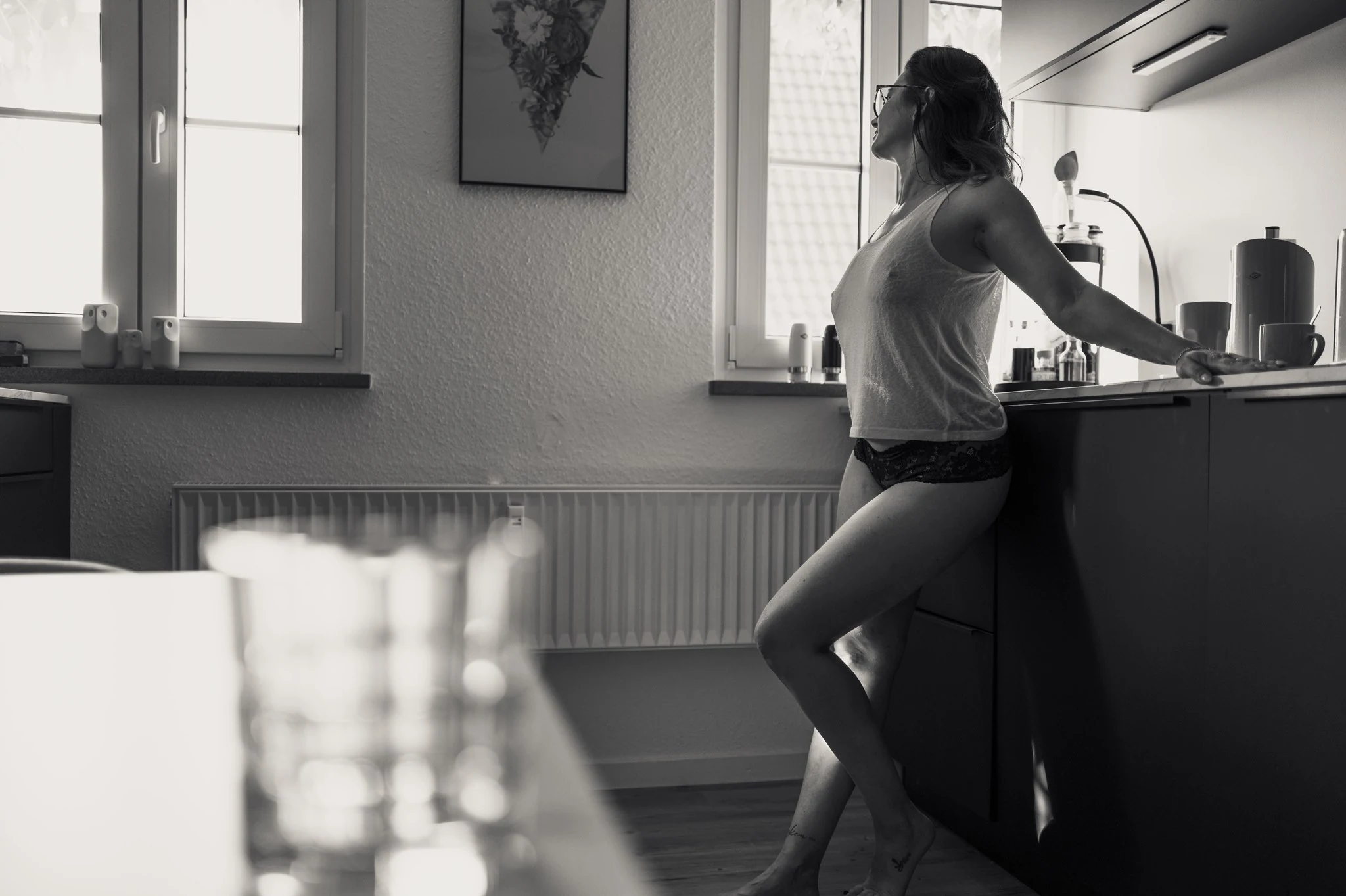 Julia am Waschbecken am Fenster, seitlich von hinten fotografiert