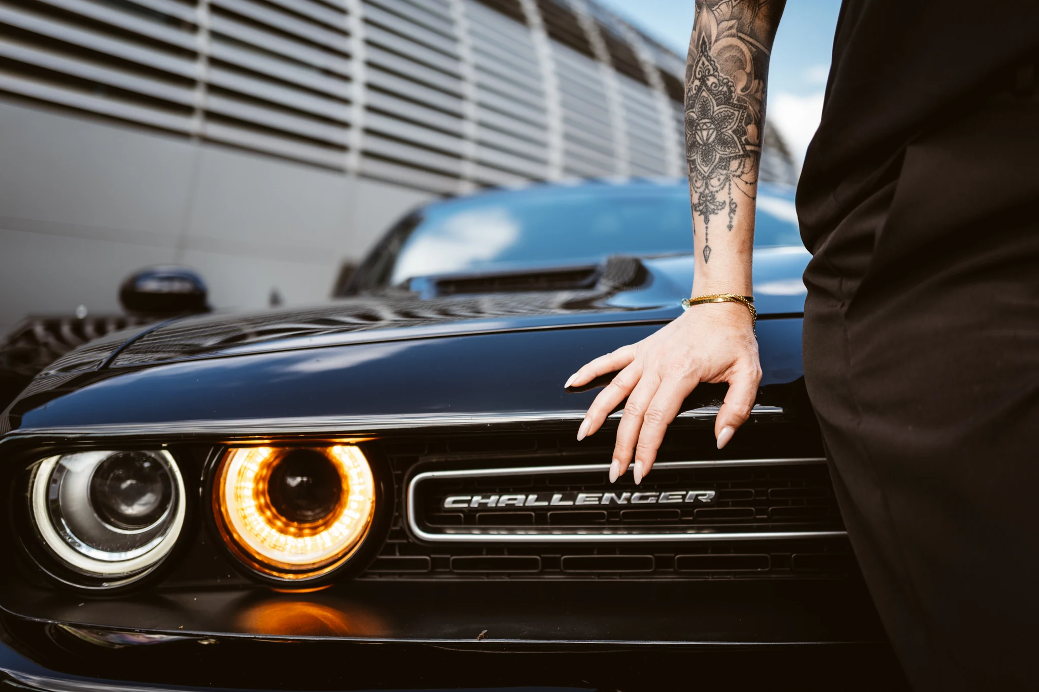 Julias Hand an der Front des Autos