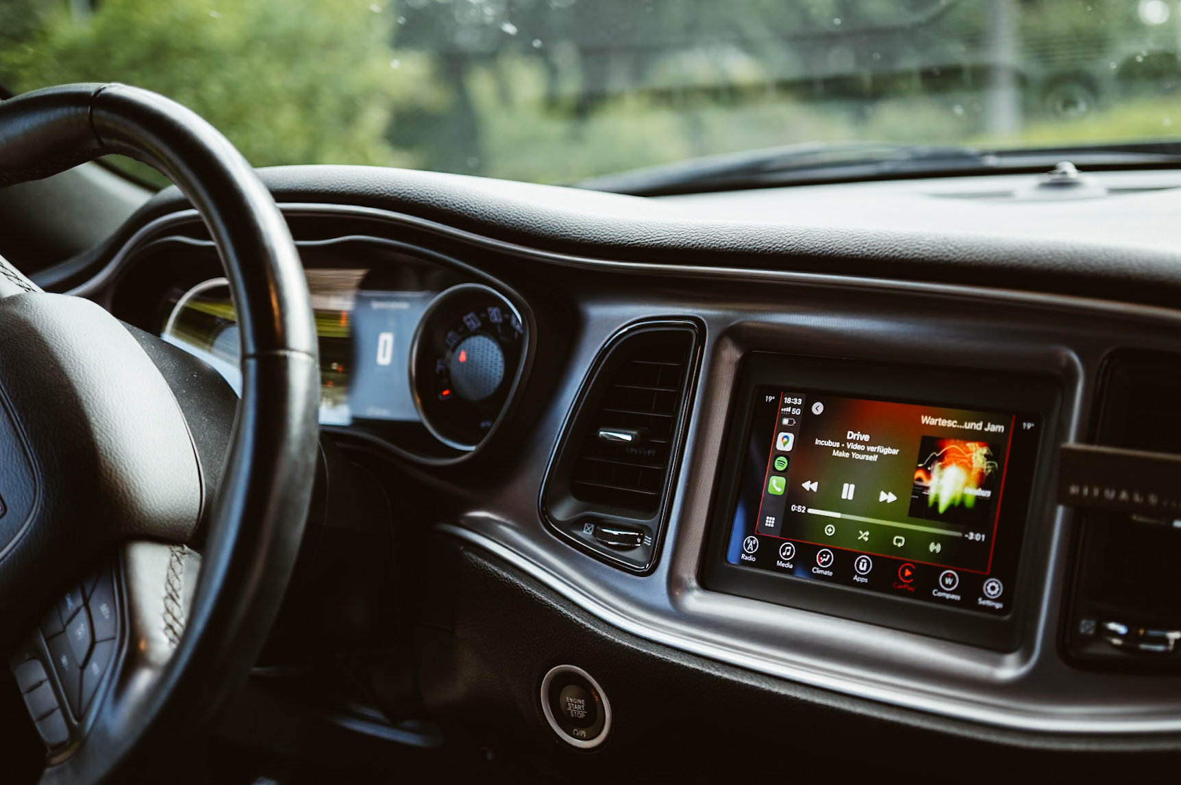 Blick ins Cockpit: Im Display läuft Drive von Incubus, einer unserer Songs beim Shooting