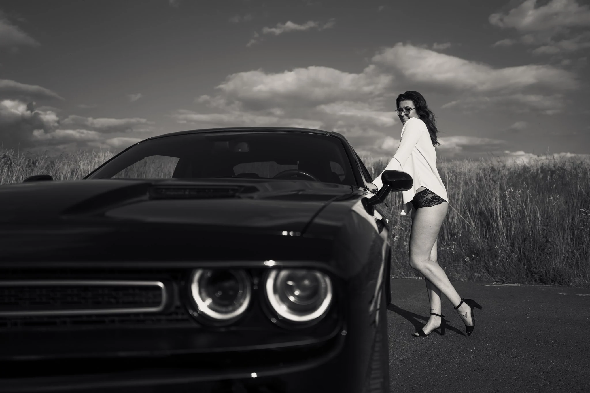 Julia neben der Front des Autos