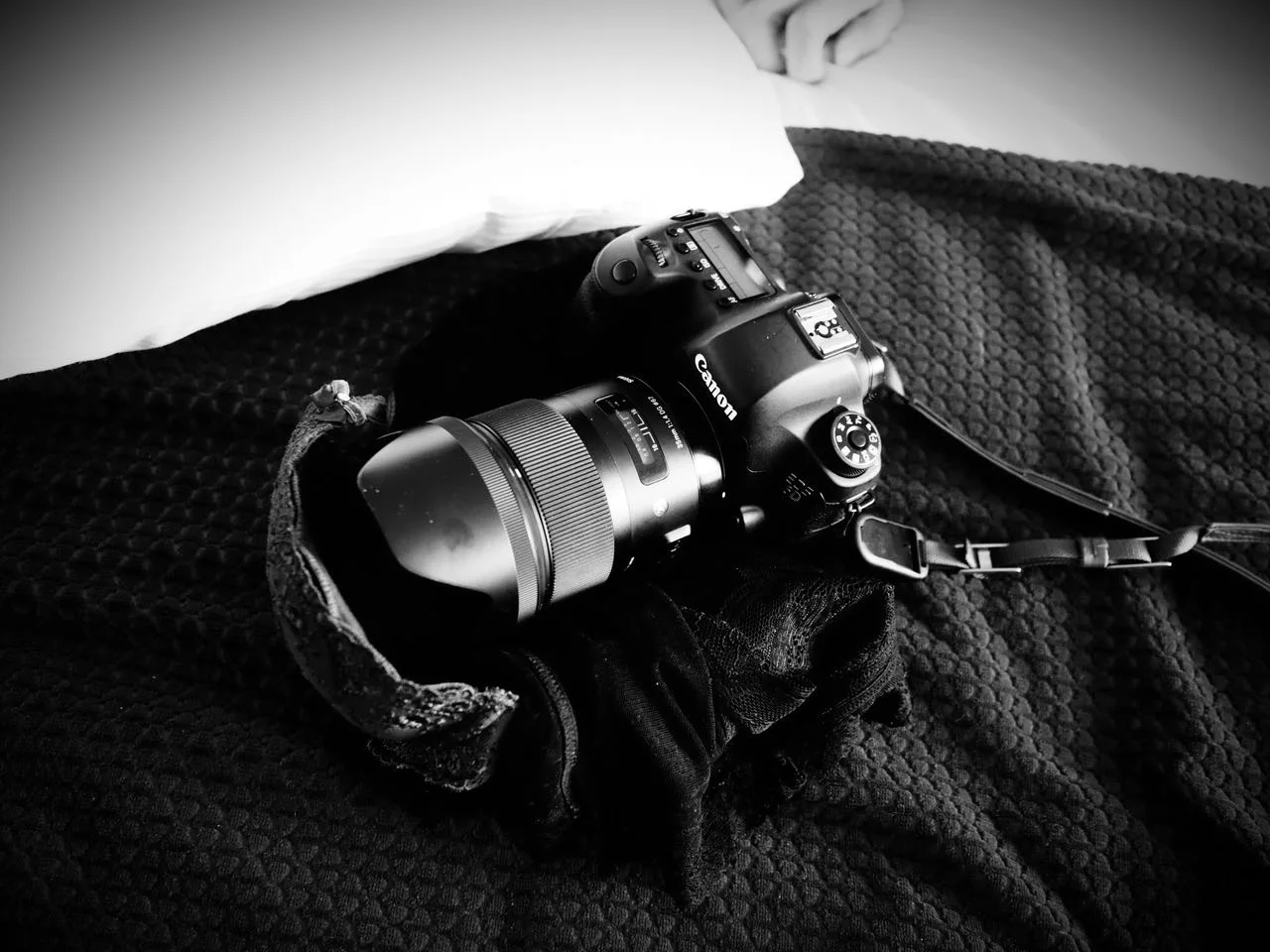 Eine Canon-Kamera liegt auf dem Bett während des ersten Shootings.