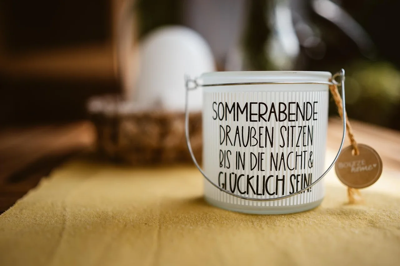 Eine Kaffeetasse steht am Morgen auf dem Tisch.